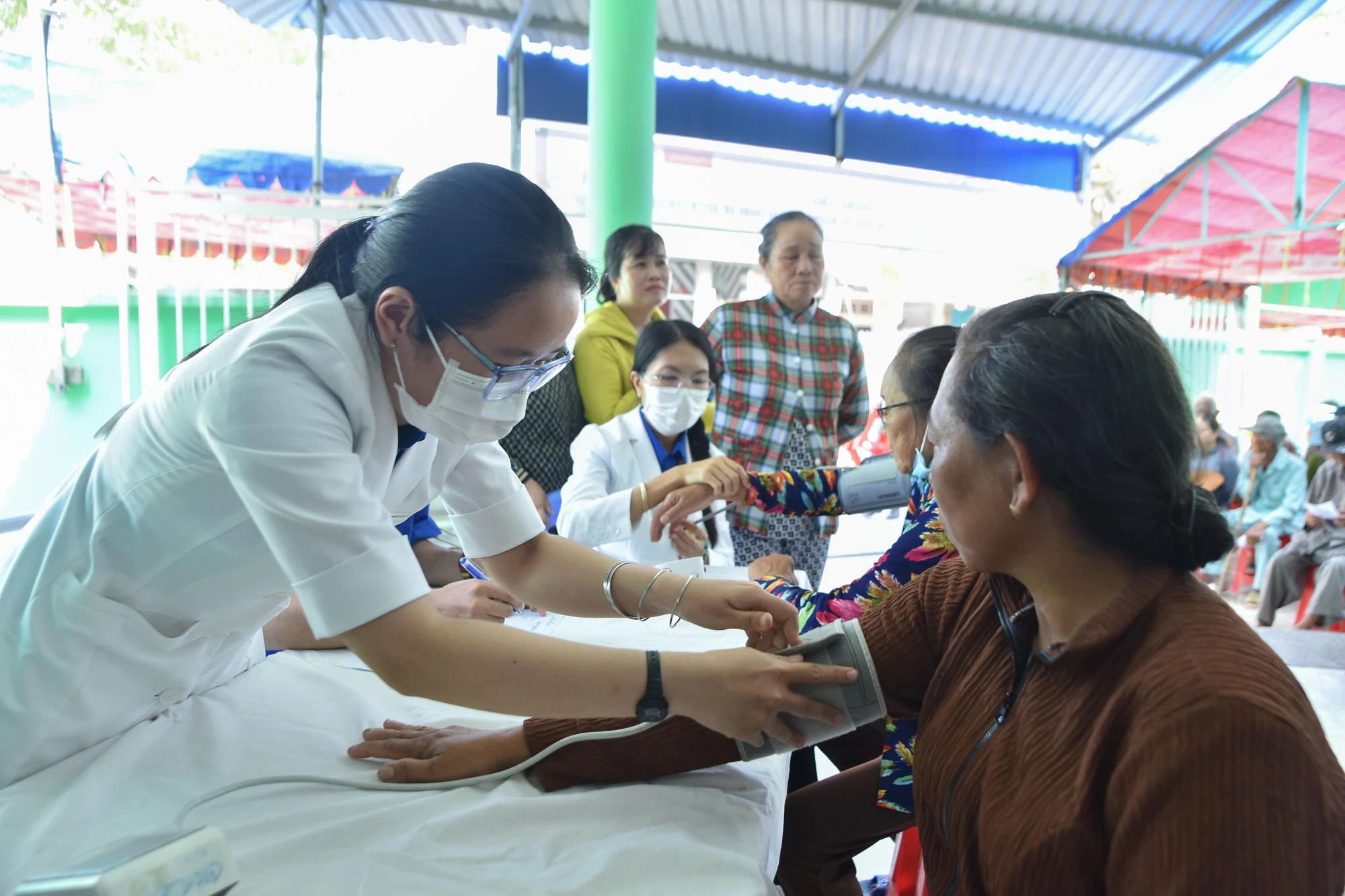 Đổi mới để y tế cơ sở thành lá chắn tuyến đầu