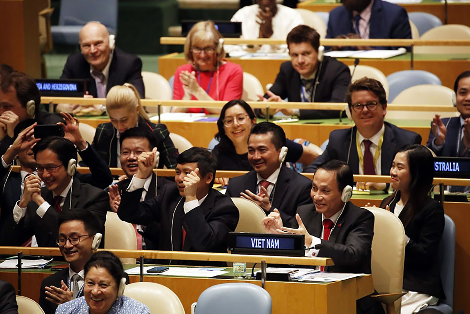 Niềm vui của các thành viên đoàn Việt Nam khi trúng cử vị trí ủy viên không thường trực Hội đồng Bảo an Liên hợp quốc nhiệm kỳ 2020-2021 với số phiếu gần như tuyệt đối.