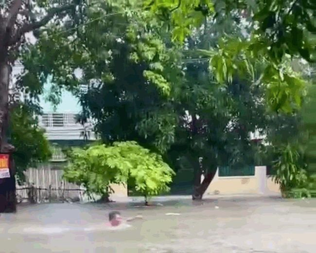 Mưa như trút nước ở TP Vinh, cẩu ô tô để tránh bị ngập