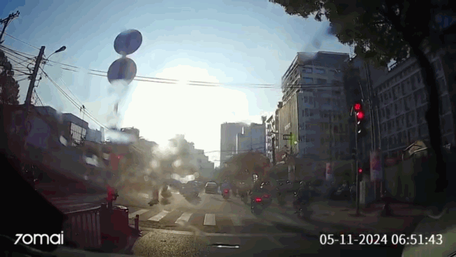 Nhiều người hú vía với xe buýt vượt đèn đỏ tại trung tâm TP.HCM