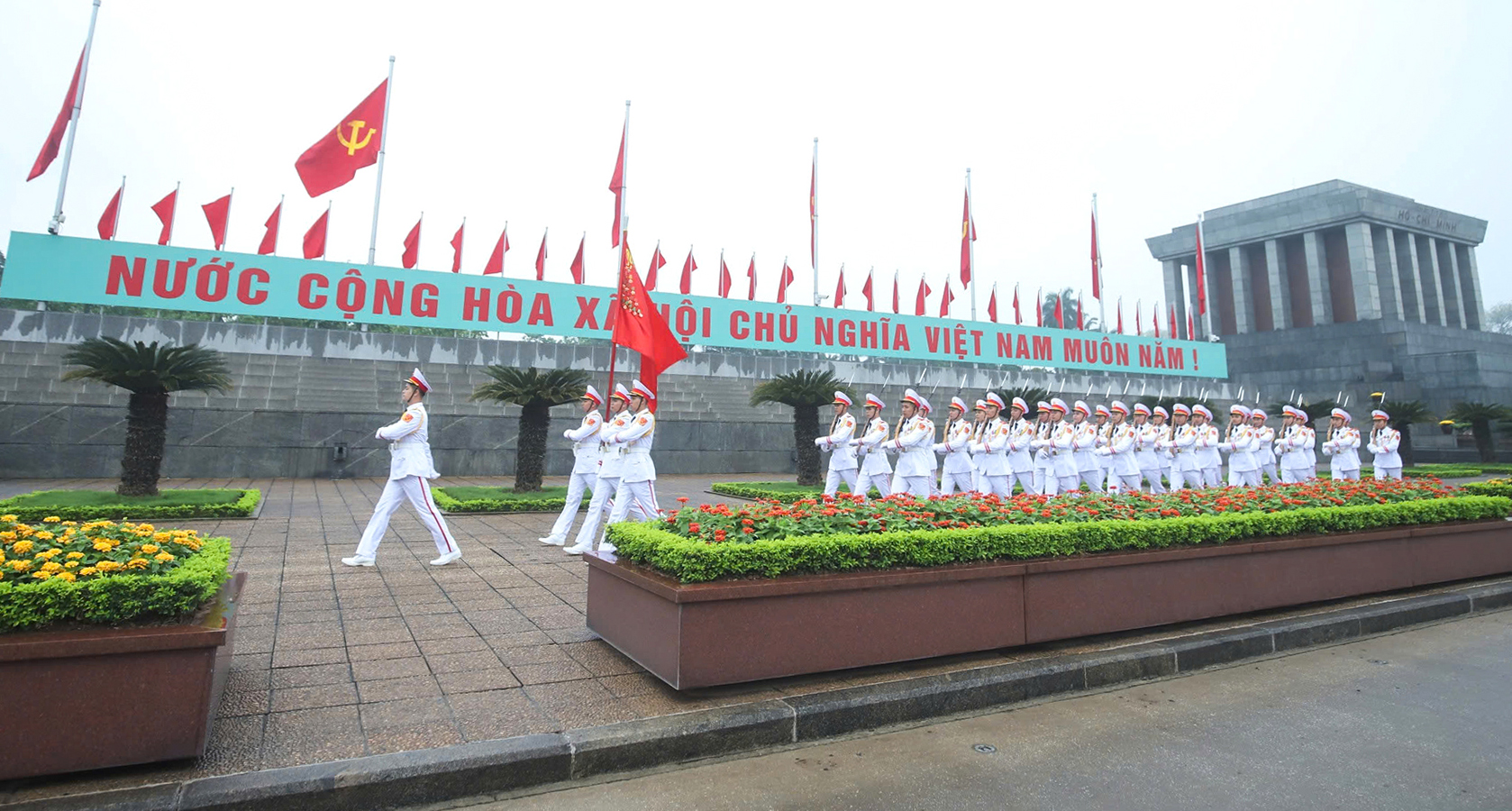 Hàng ngàn người đổ về Quảng trường Ba Đình dự Lễ chào cờ ngày 30-4