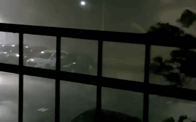 Bão số 10: Nhà tốc mái, cây xanh ngã đổ ở Nghệ An, Hà Tĩnh