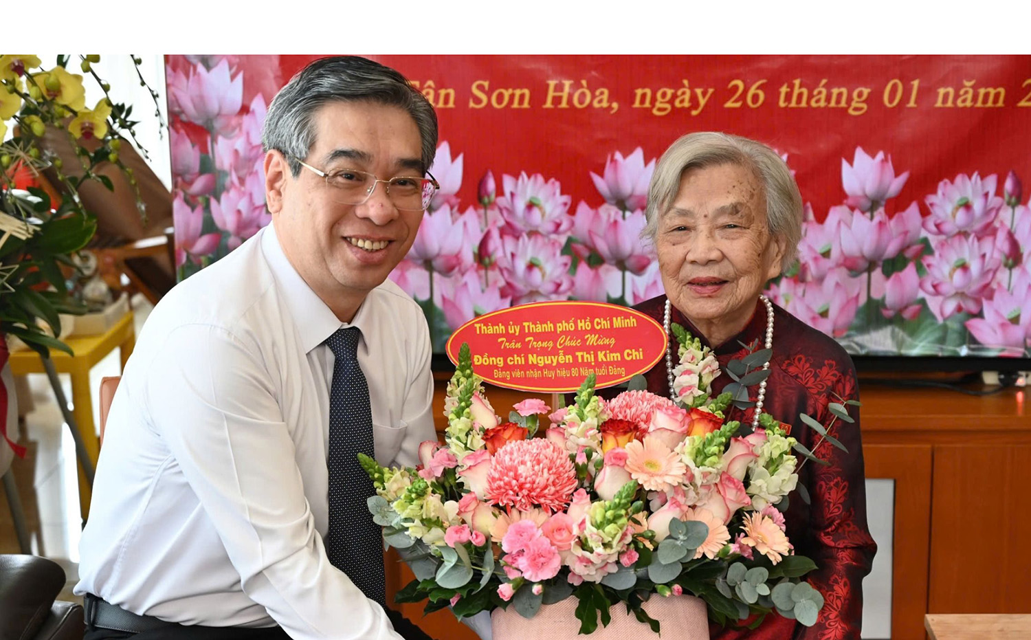 Lãnh đạo TP.HCM trao Huy hiệu 80 năm tuổi Đảng cho bà Nguyễn Thị Kim Chi 