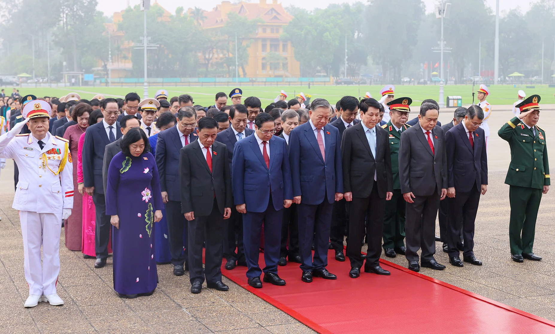 Chùm ảnh: Lãnh đạo Đảng, Nhà nước và các đại biểu Quốc hội khóa XVI vào Lăng viếng Chủ tịch Hồ Chí Minh