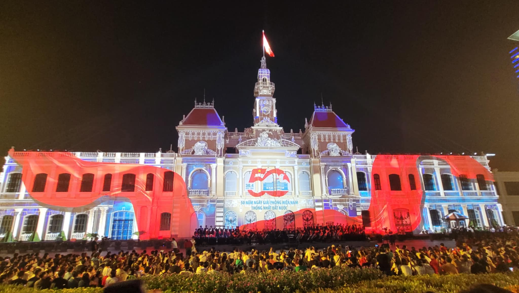 Ấn tượng với màn trình diễn mapping 3D trước UBND TP.HCM