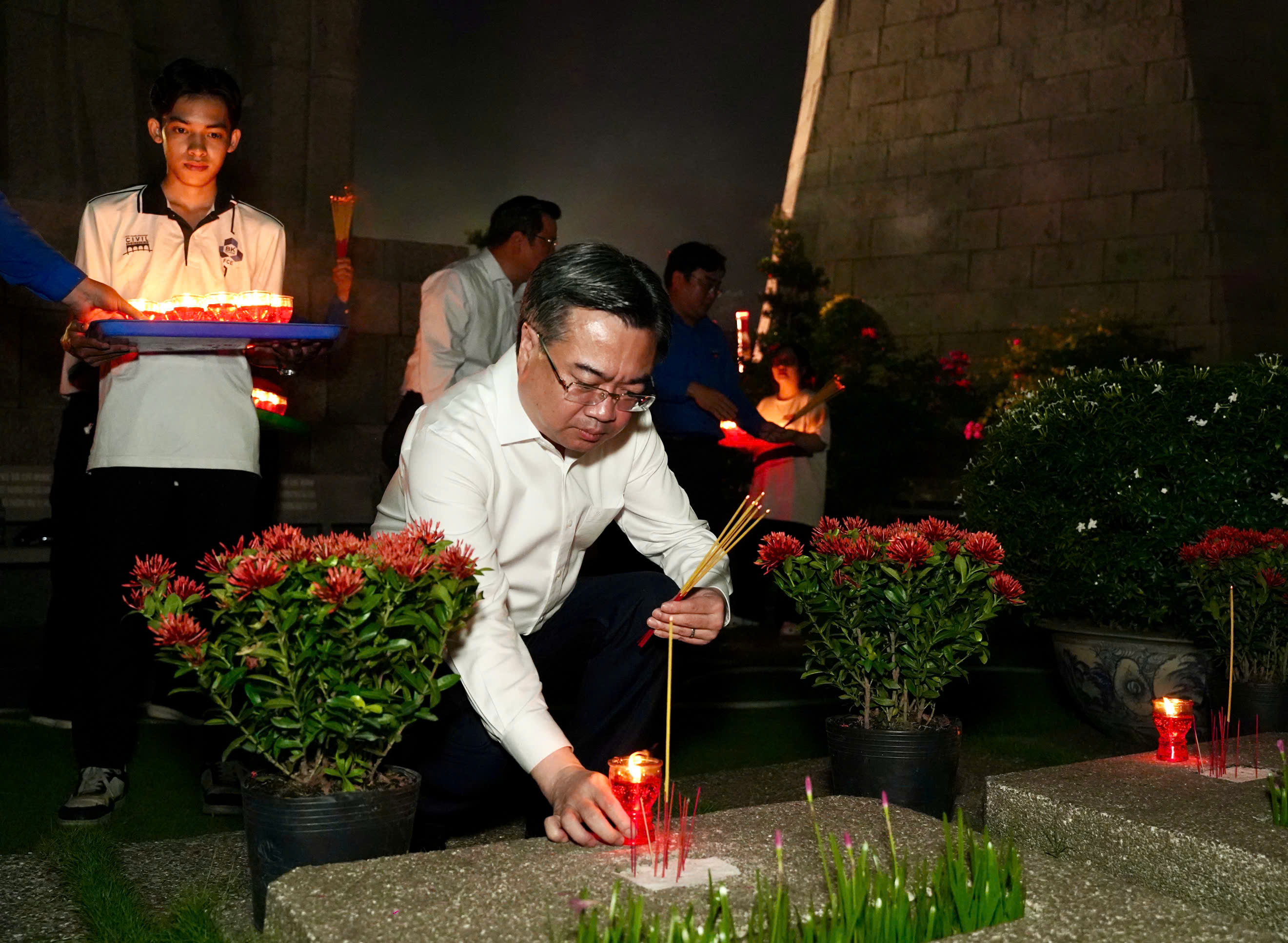 TP.HCM: Thắp nến, dâng hương tri ân các anh hùng liệt sĩ 