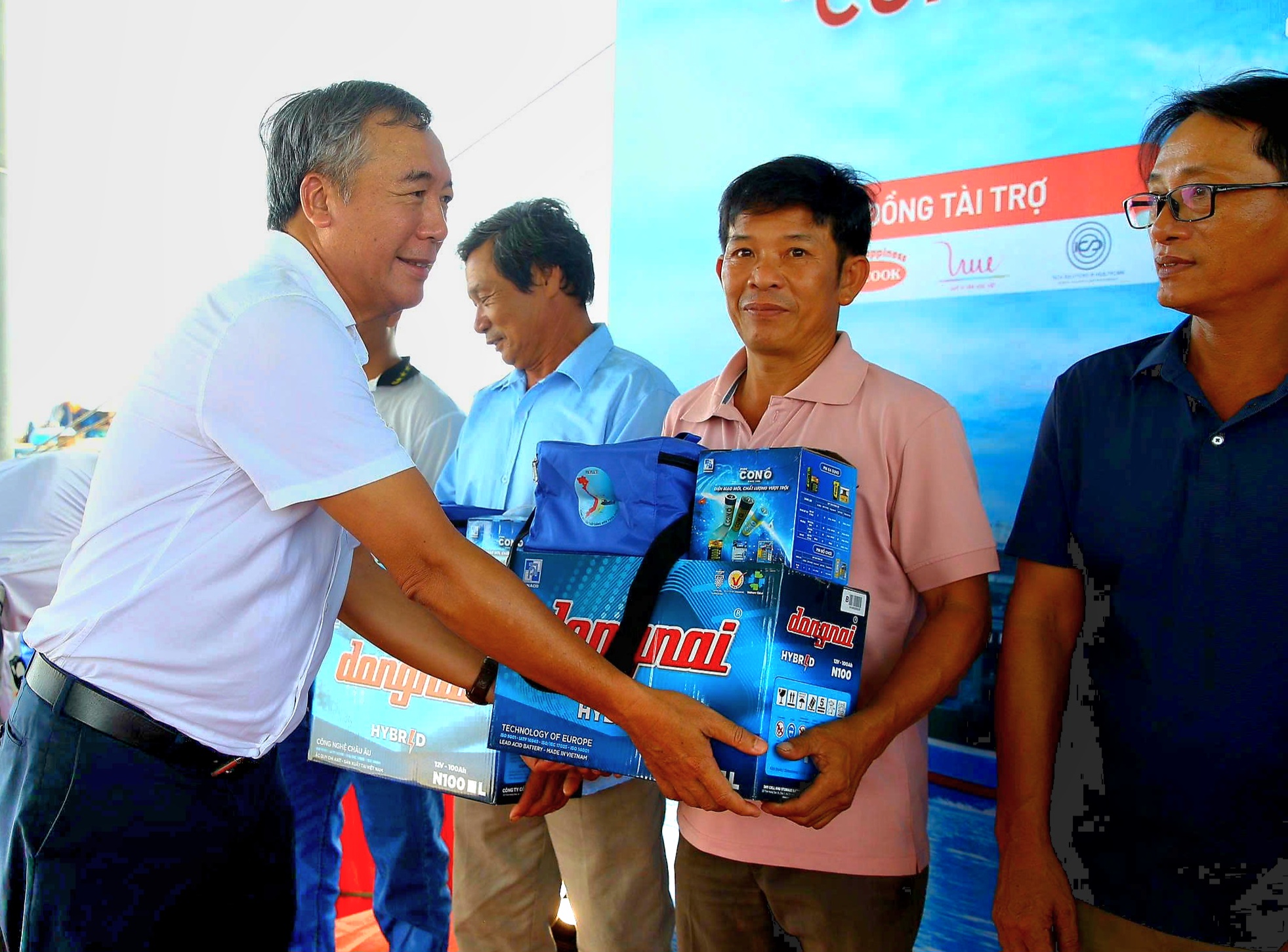 Chùm ảnh chương trình "Cùng ngư dân thắp sáng đèn trên biển" tại TP Huế