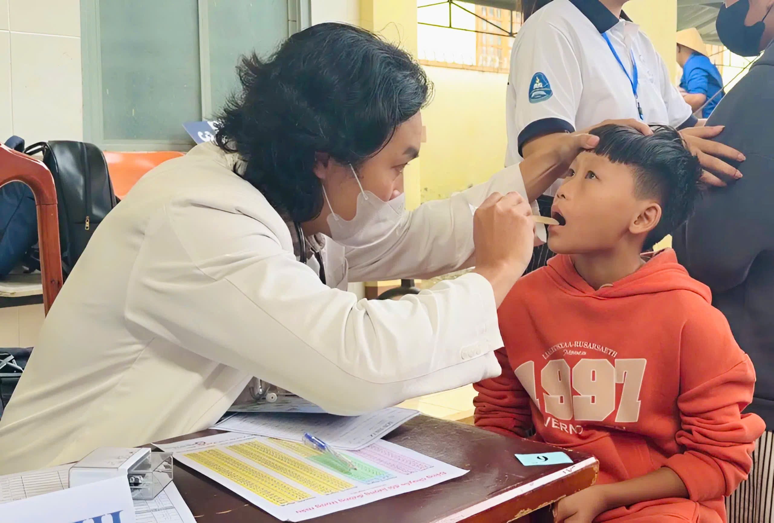 'Có đoàn bác sĩ về xã Cư Pui khám, bà con chúng tôi yên tâm lắm!' 