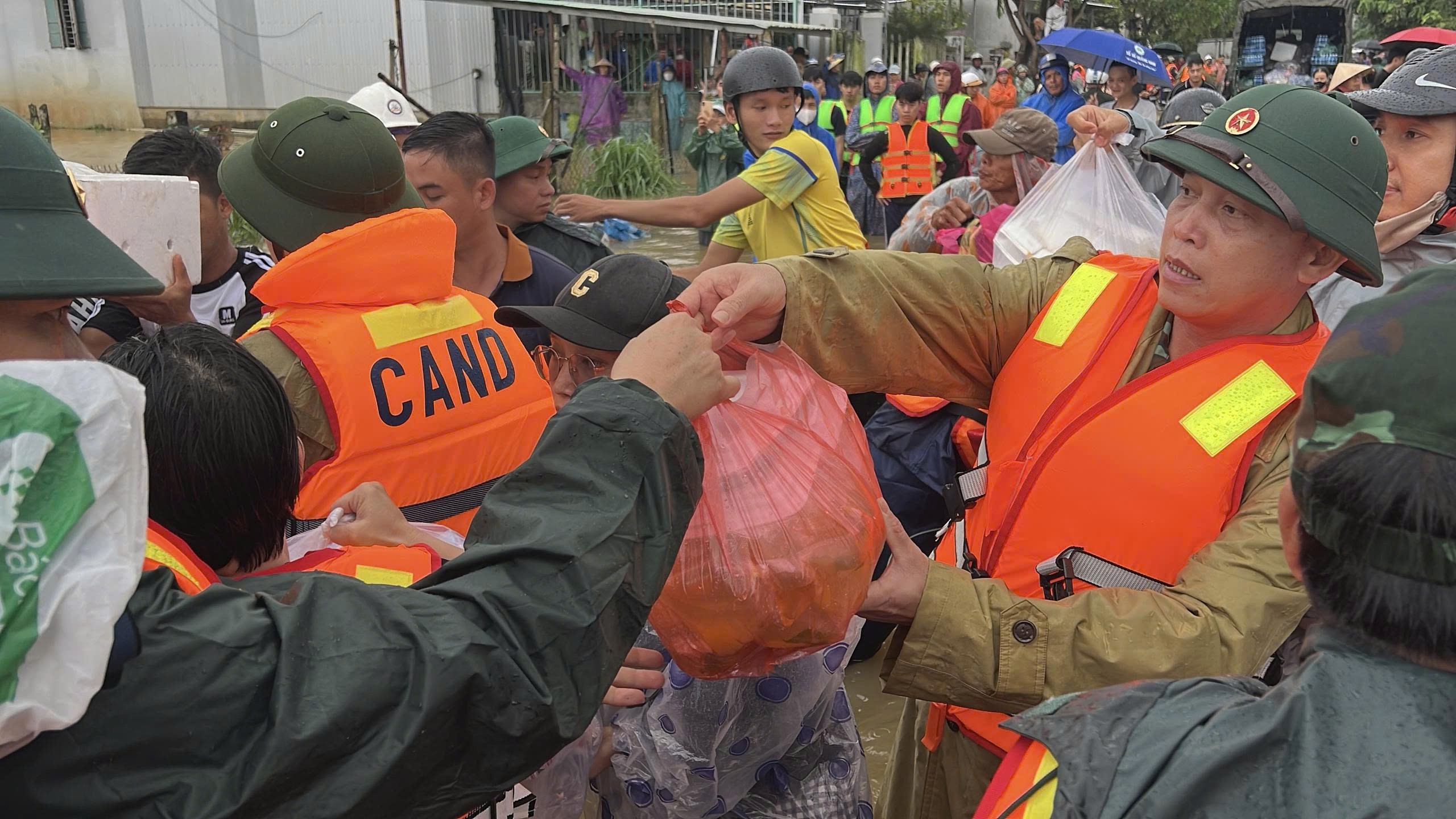 Đại tá quân đội kể chuyện cứu người trong mưa lũ lịch sử