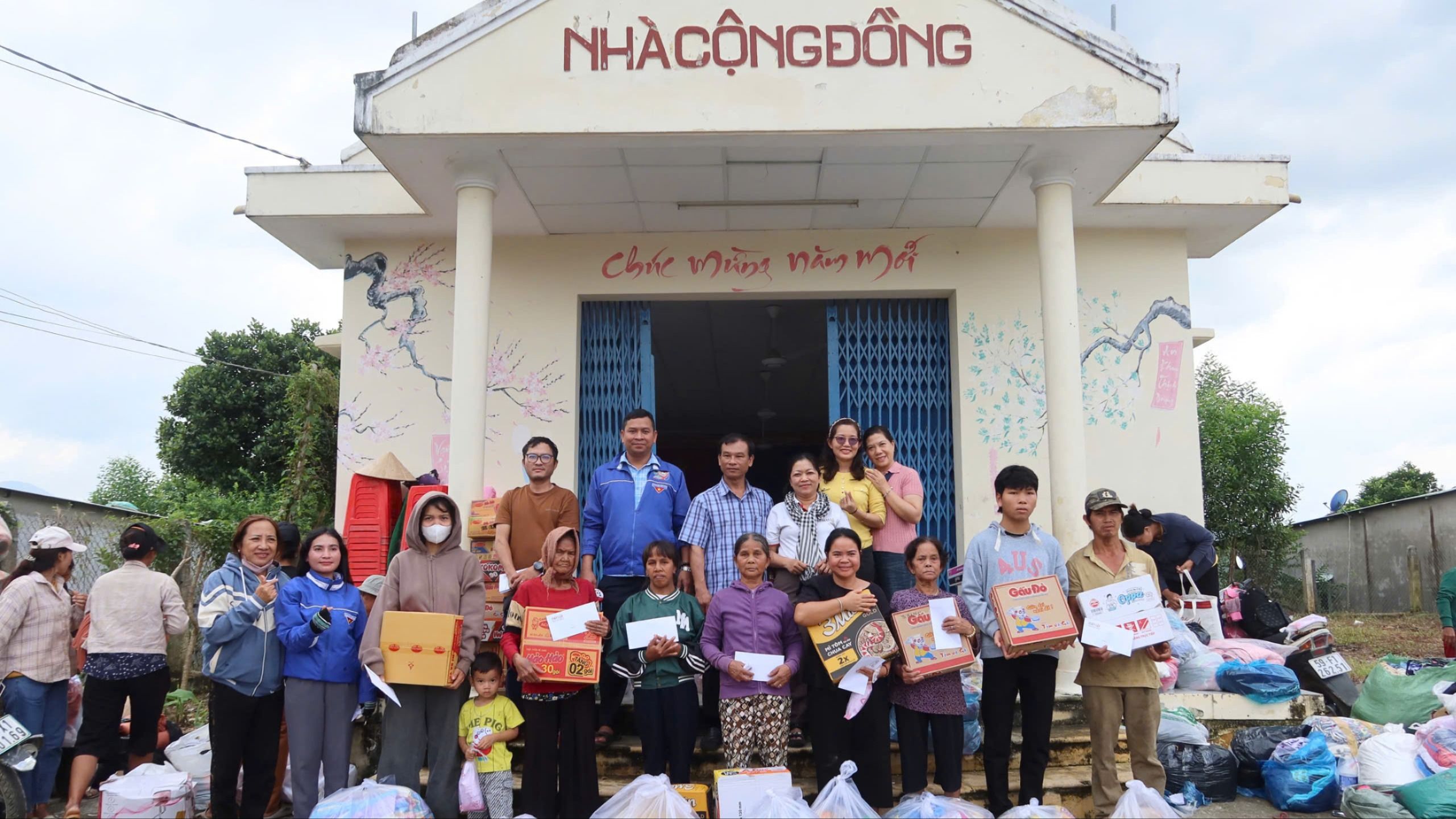 Tấm lòng của bạn đọc Pháp Luật TP.HCM đã đến người dân vùng lũ Khánh Hoà