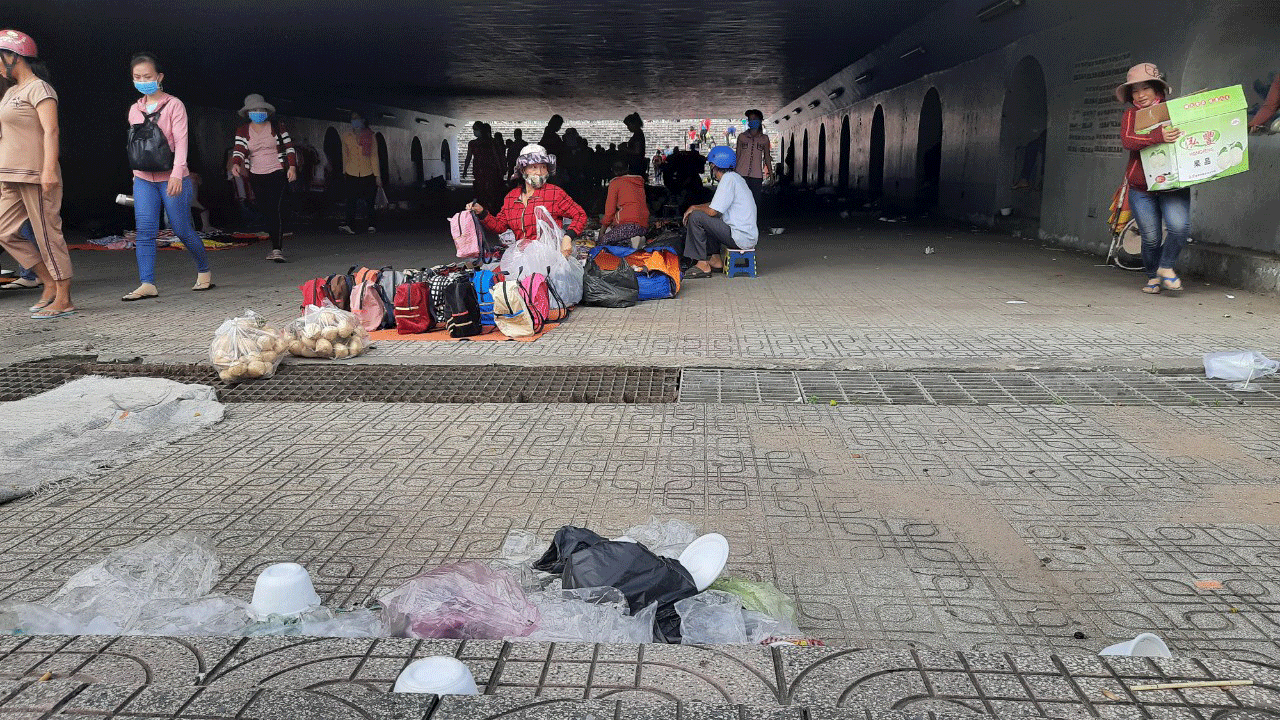 Góc ảnh: Hầm chui thành nơi họp chợ, chứa đầy rác