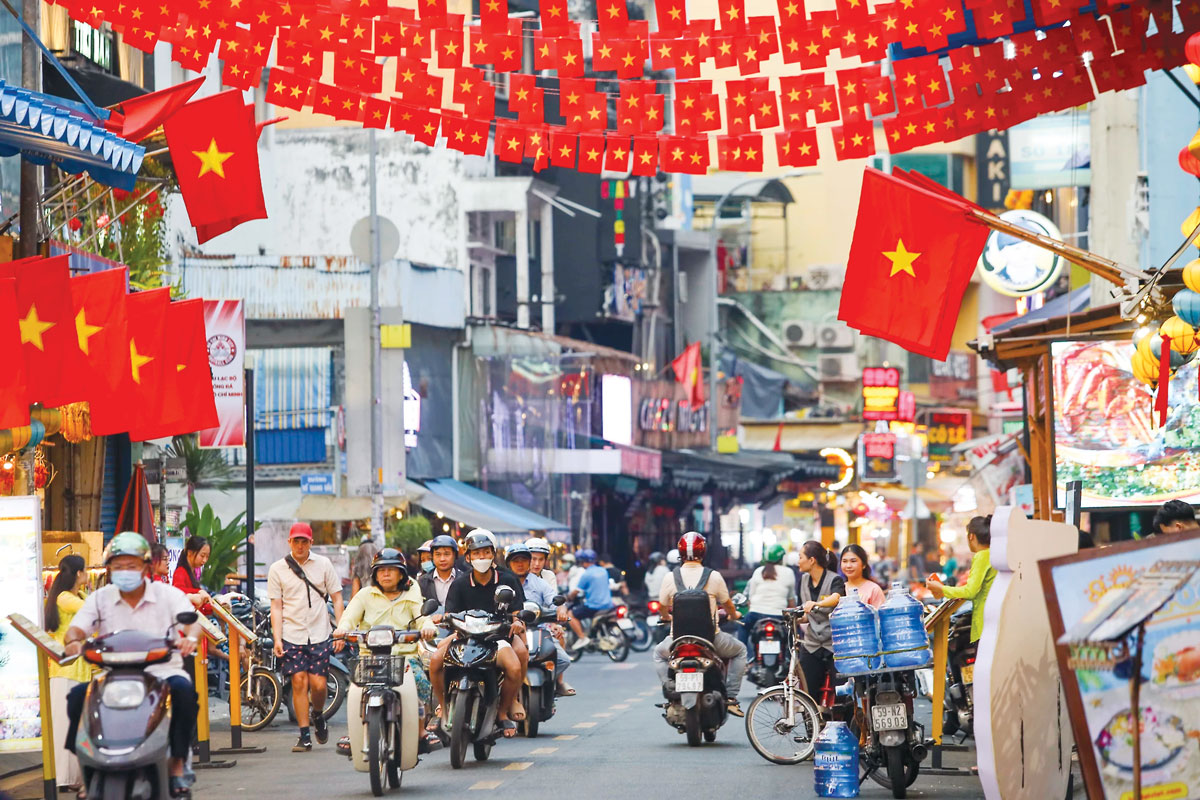 Phố đi bộ Bùi Viện rực rỡ không khí Tết 2025.