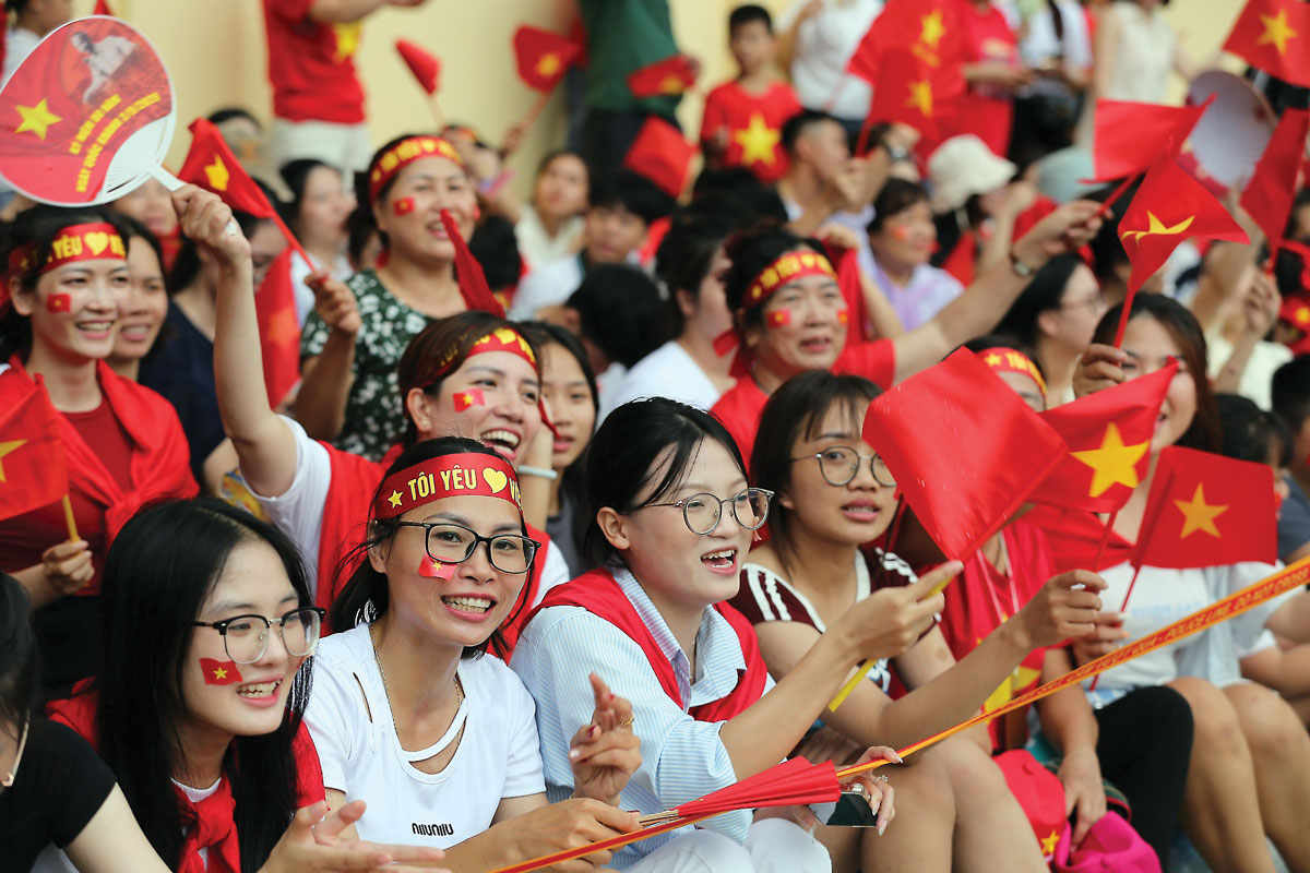 Người dân chào đón chiến sĩ tham gia tổng hợp luyện diễu binh, diễu hành hướng đến đại lễ 2-9.