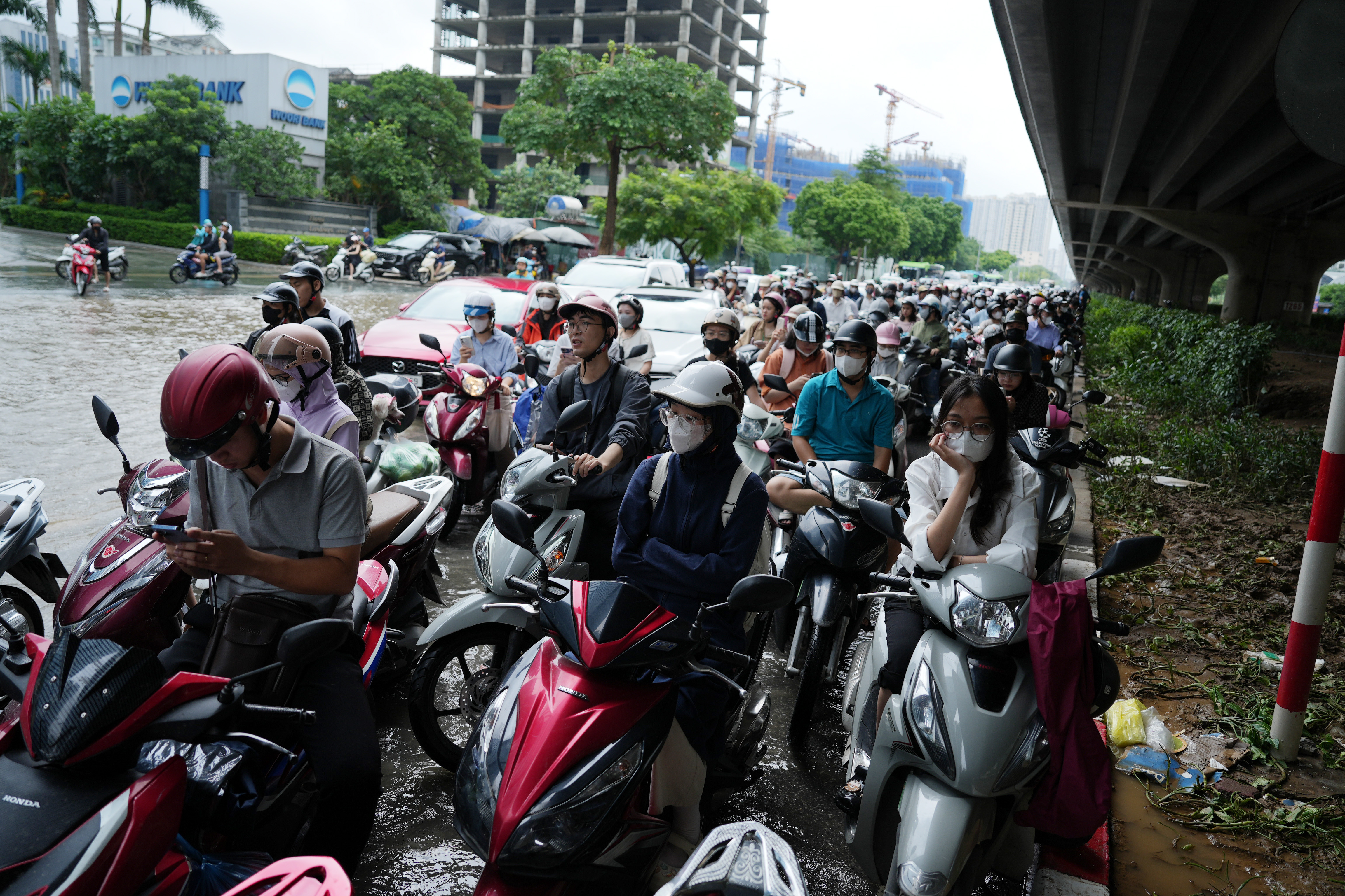 Phố biến thành sông, người Hà Nội mệt mỏi tìm đường đến công sở