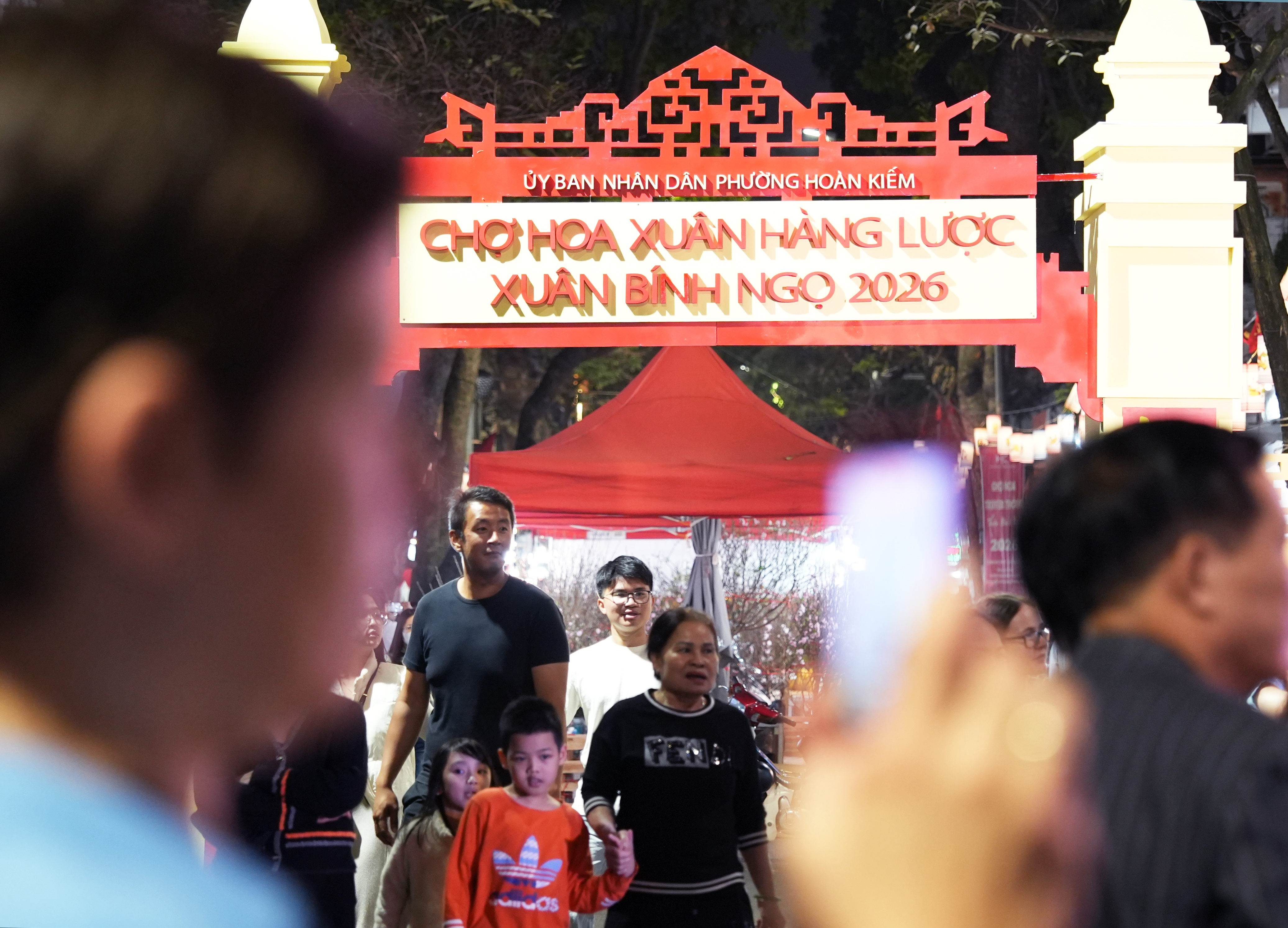 Chợ hoa Hàng Lược lung linh trong đêm, giữ hồn Tết phố cổ Hà Nội