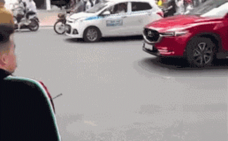 Nam thanh niên đập phá xe sau va chạm giao thông