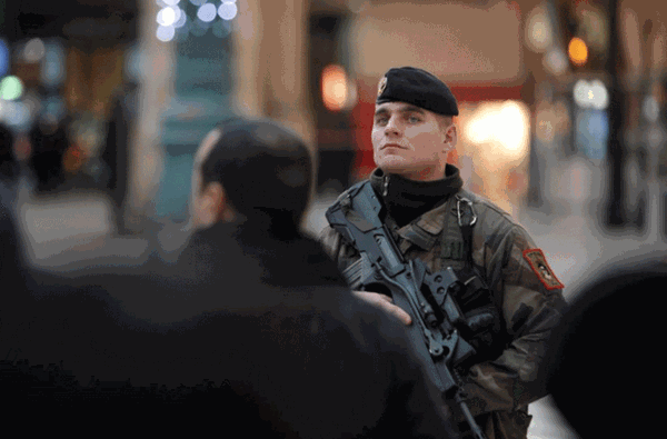 Cận cảnh vũ khí 'khủng' của đặc nhiệm Pháp chống khủng bố ảnh 10