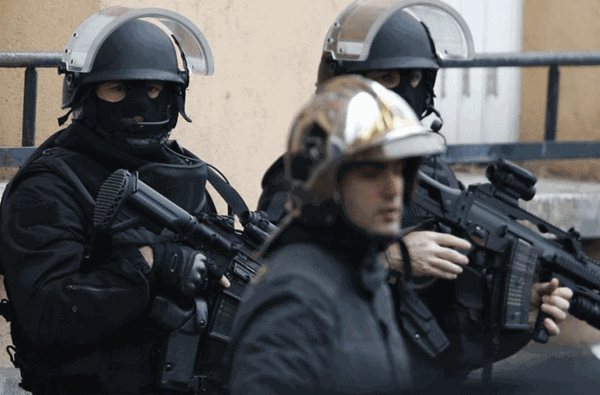 Cận cảnh vũ khí 'khủng' của đặc nhiệm Pháp chống khủng bố ảnh 4