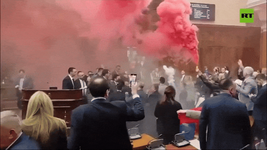 Phe đối lập Serbia ném lựu đạn khói, trứng, nước và xịt hơi cay về phía các nghị sĩ thuộc liên minh cầm quyền trong cuộc họp quốc hội hôm 4-3. Nguồn: RT