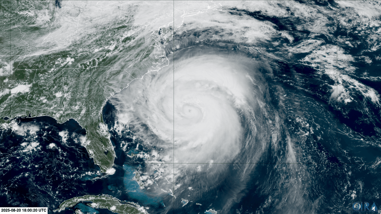 Bão cuồng phong Erin áp sát Mỹ.gif