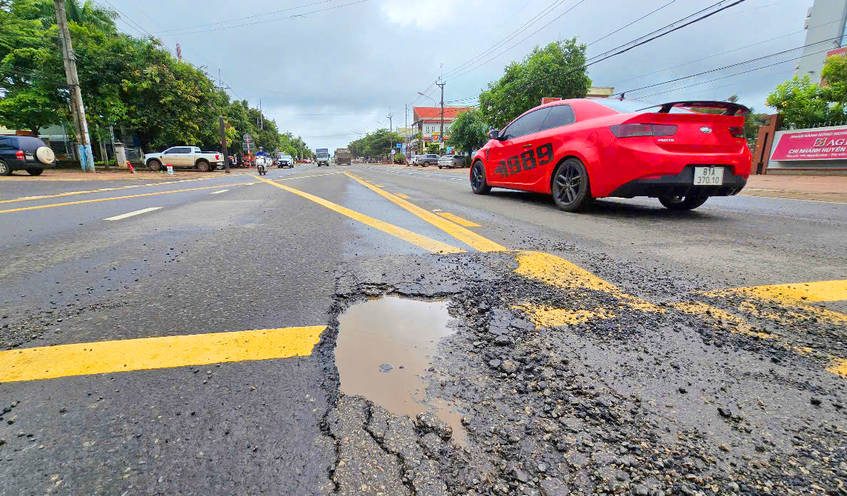 Quốc lộ 19 chằng chịt điểm vỡ nát chỉ sau vài trận mưa đầu mùa