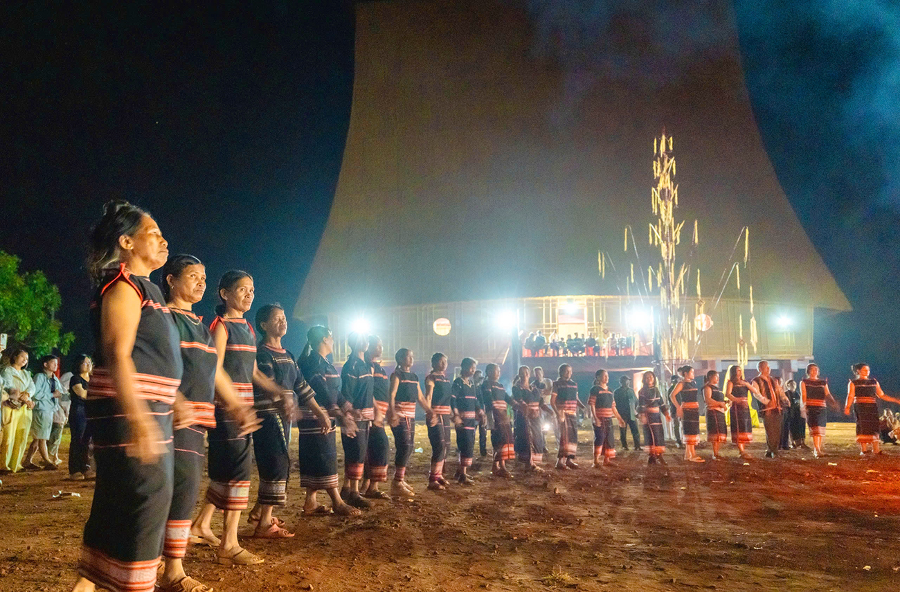 Người Jrai đâm trâu mừng nhà rông mới