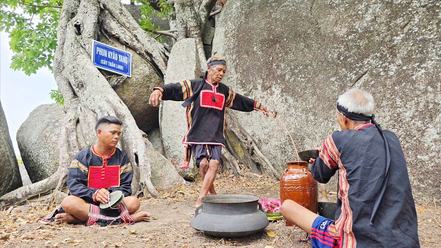 Độc lạ Lễ cầu mưa linh thiêng của Vua Lửa trên đỉnh Chư Tao Yang