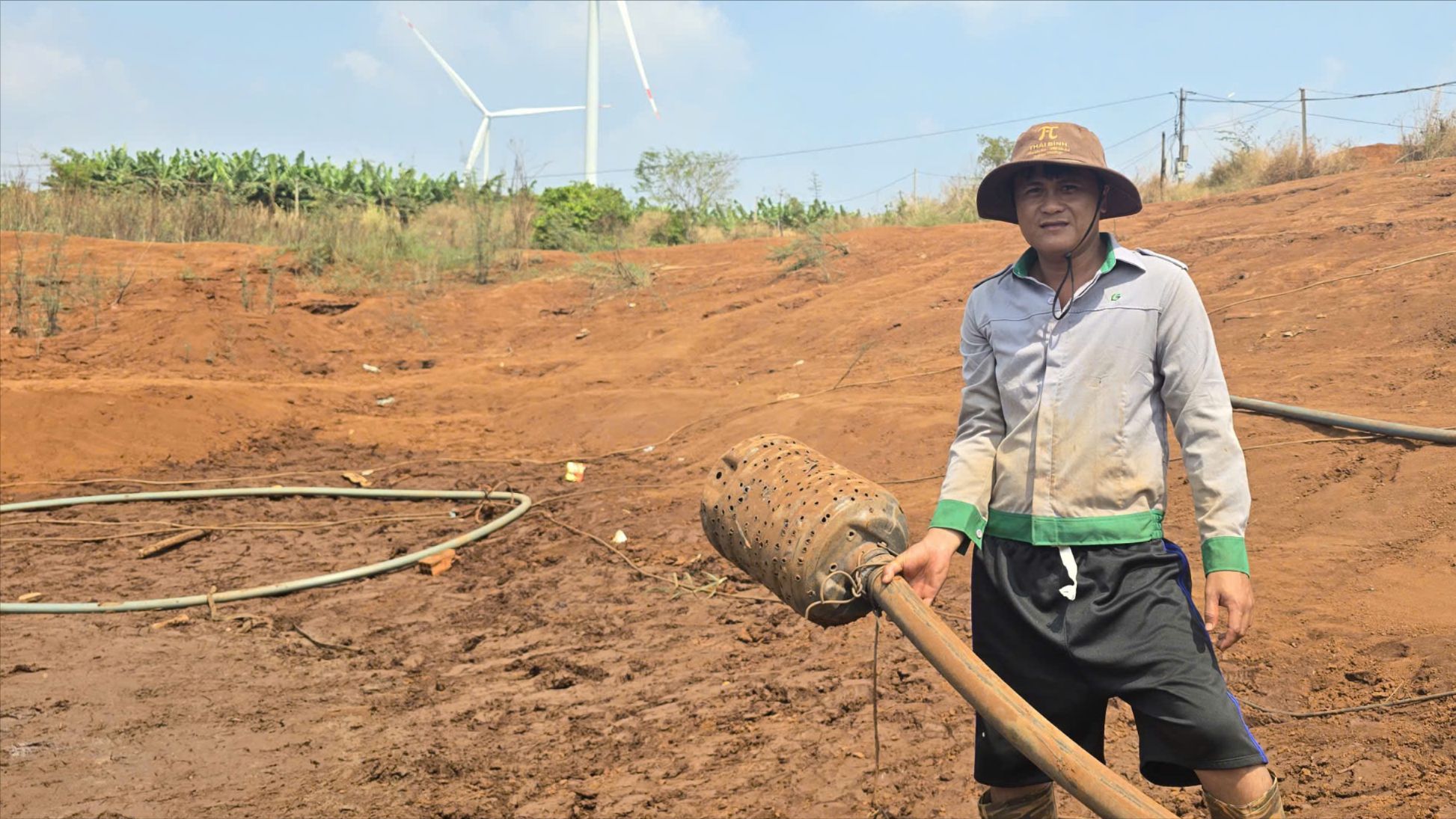 Ao hồ trơ đáy vì khô hạn kéo dài, nông dân vét từng giọt nước tưới cây