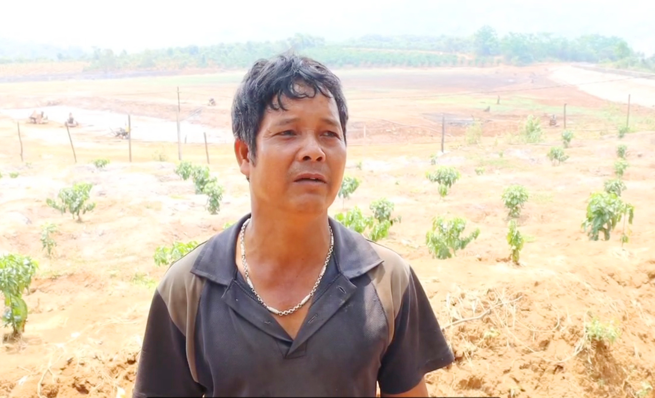 Ao hồ trơ đáy vì khô hạn kéo dài, nông dân vét từng giọt nước tưới cây