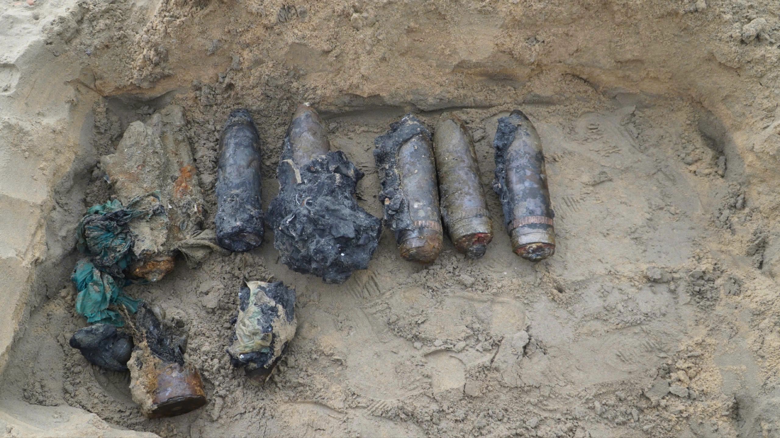 Phát hiện nhiều đạn pháo khi trục vớt xe tăng cũ tại biển Quy Nhơn