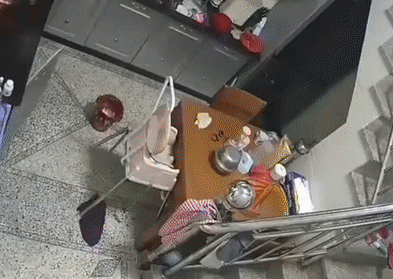 Hai mẹ con thoát chết gang tấc khi nhà bếp phát nổ