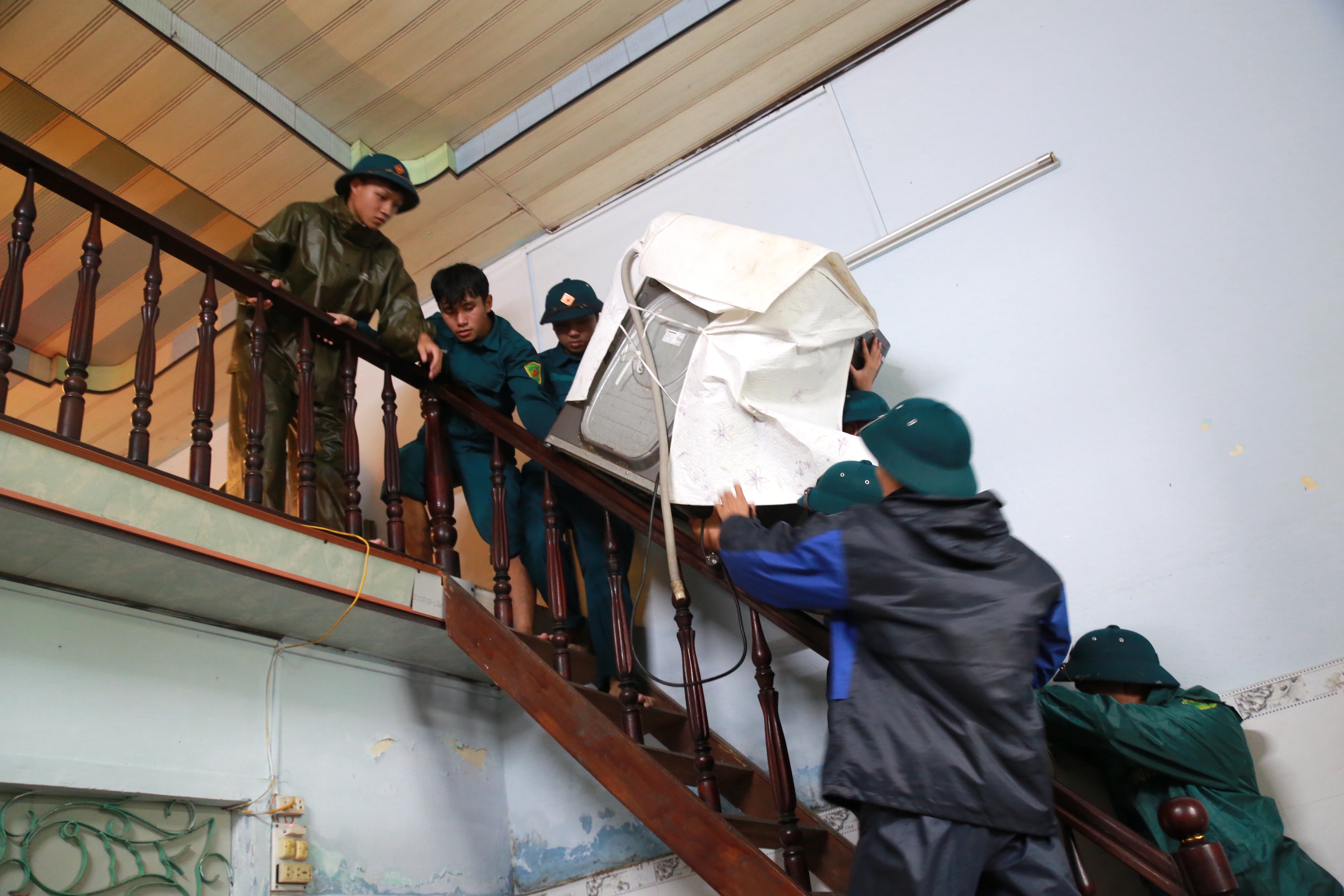 Đà Nẵng: Gõ cửa từng nhà, giúp người dân kê cao đồ đạc trước giờ bão số 12 đổ bộ