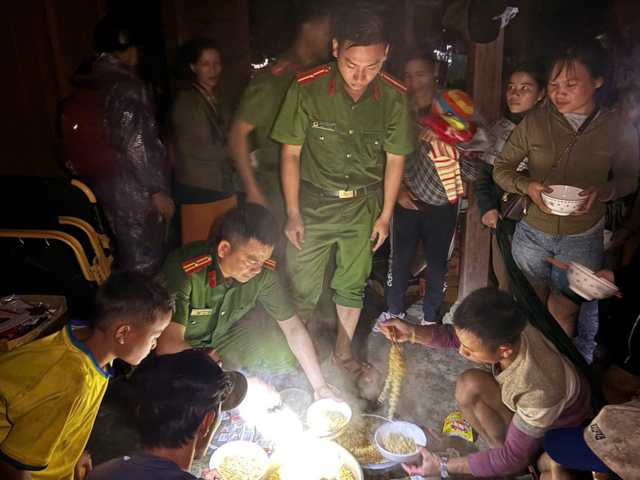 Bữa tối ấm áp của 200 người dân sơ tán đến trụ sở công an xã