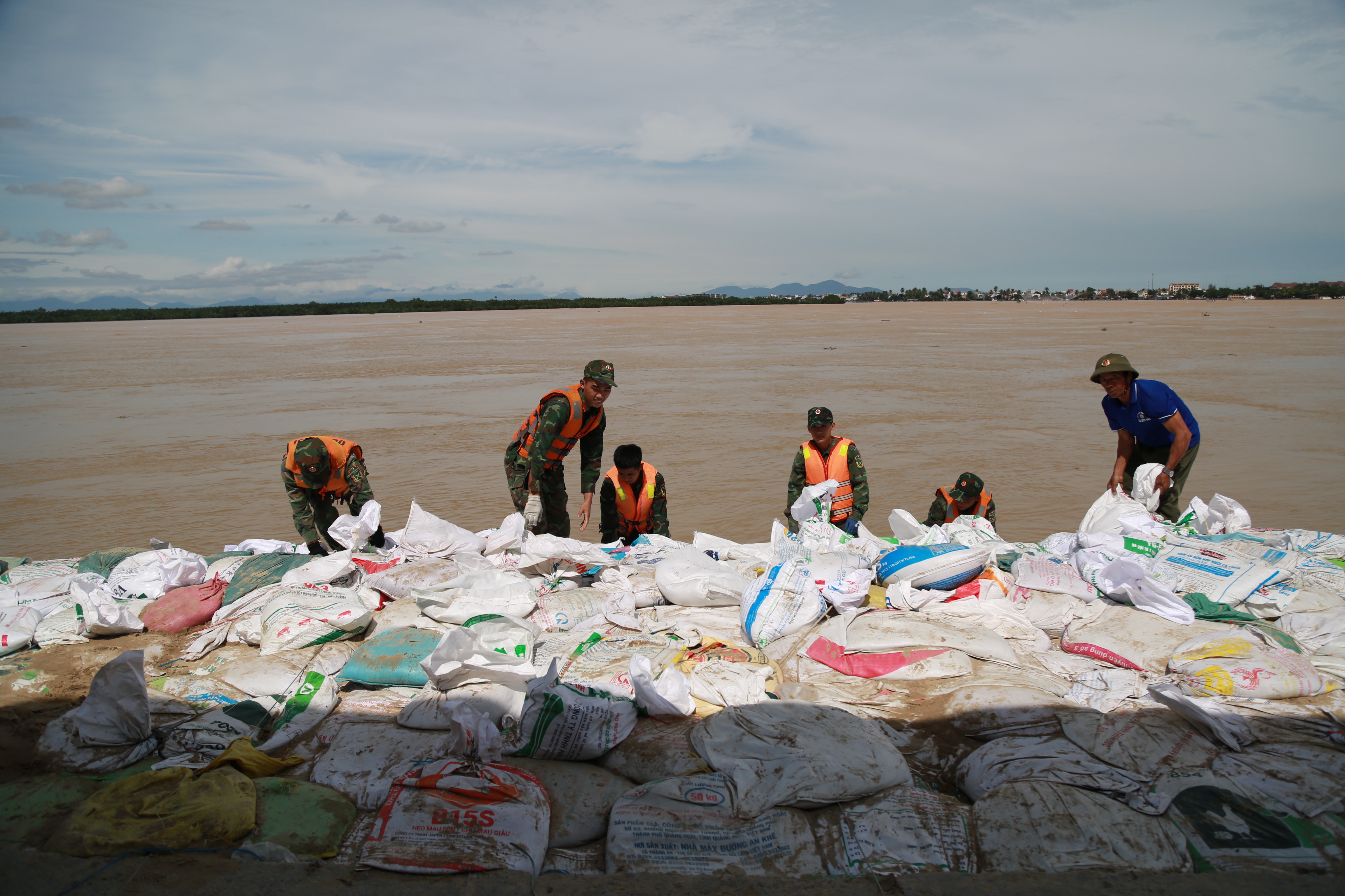 Cả làng An Lương thức trắng, quân dân một lòng giữa từng tấc đất