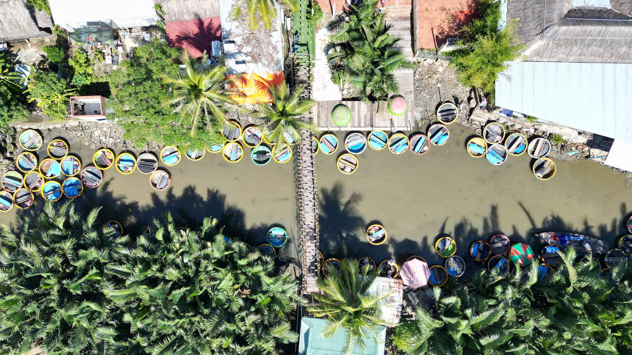 Hàng trăm thúng chai phục vụ du khách tham quan rừng dừa. Ảnh: TN