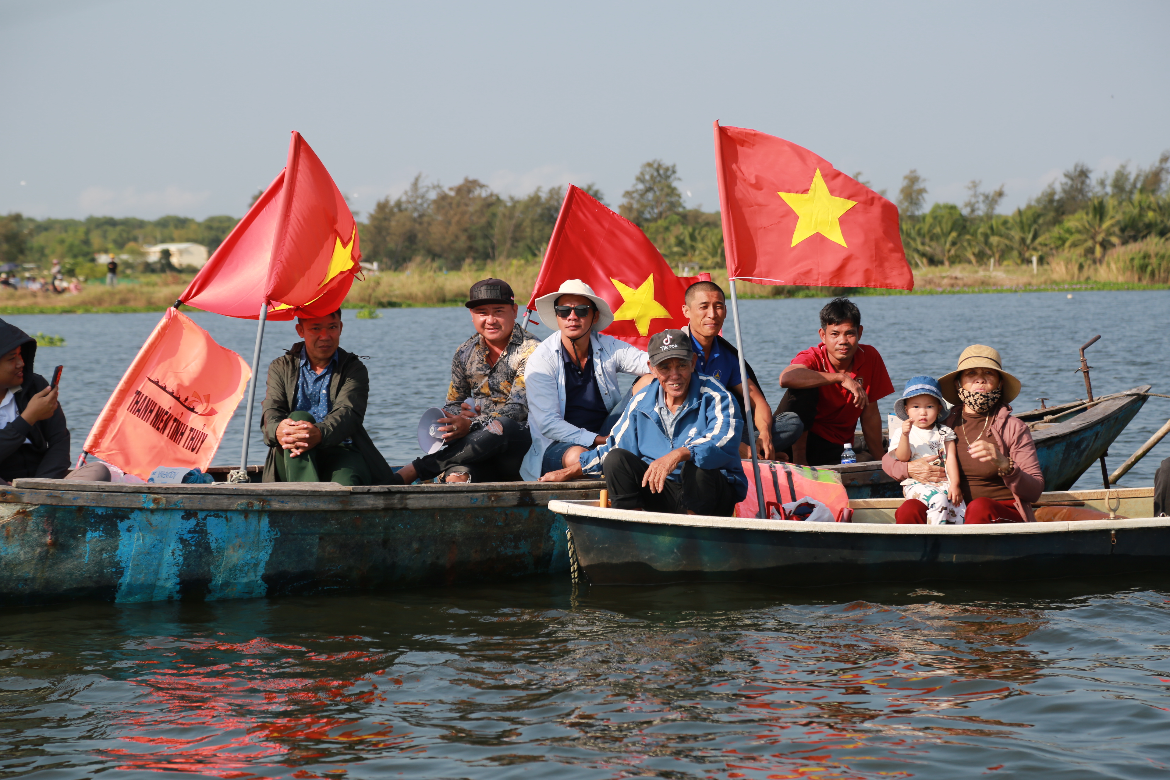 Người dân xem đua thuyền. Ảnh: TN