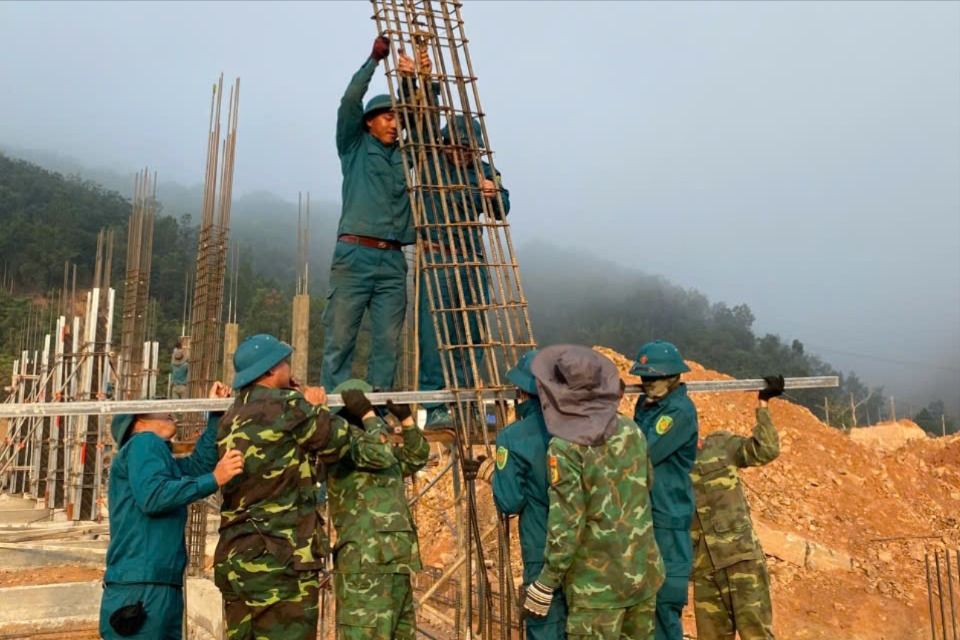 Bộ đội, dân quân làm việc tại công trường.