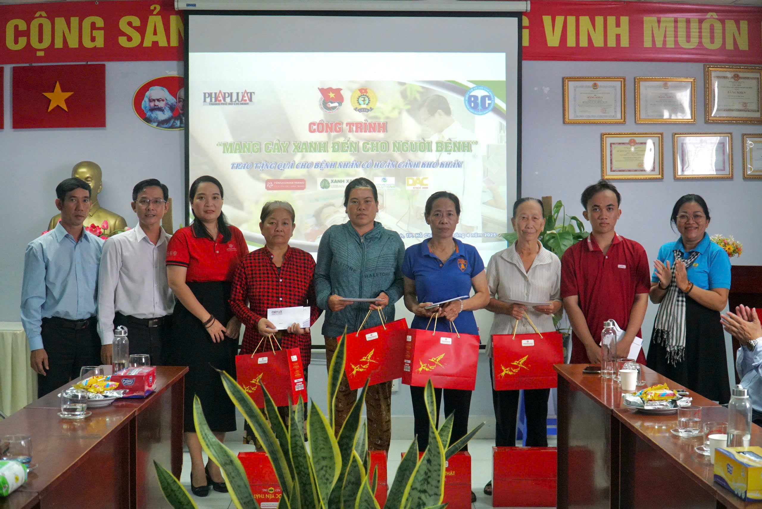 Báo Pháp Luật TP.HCM tặng quà, mang cây xanh đến người bệnh