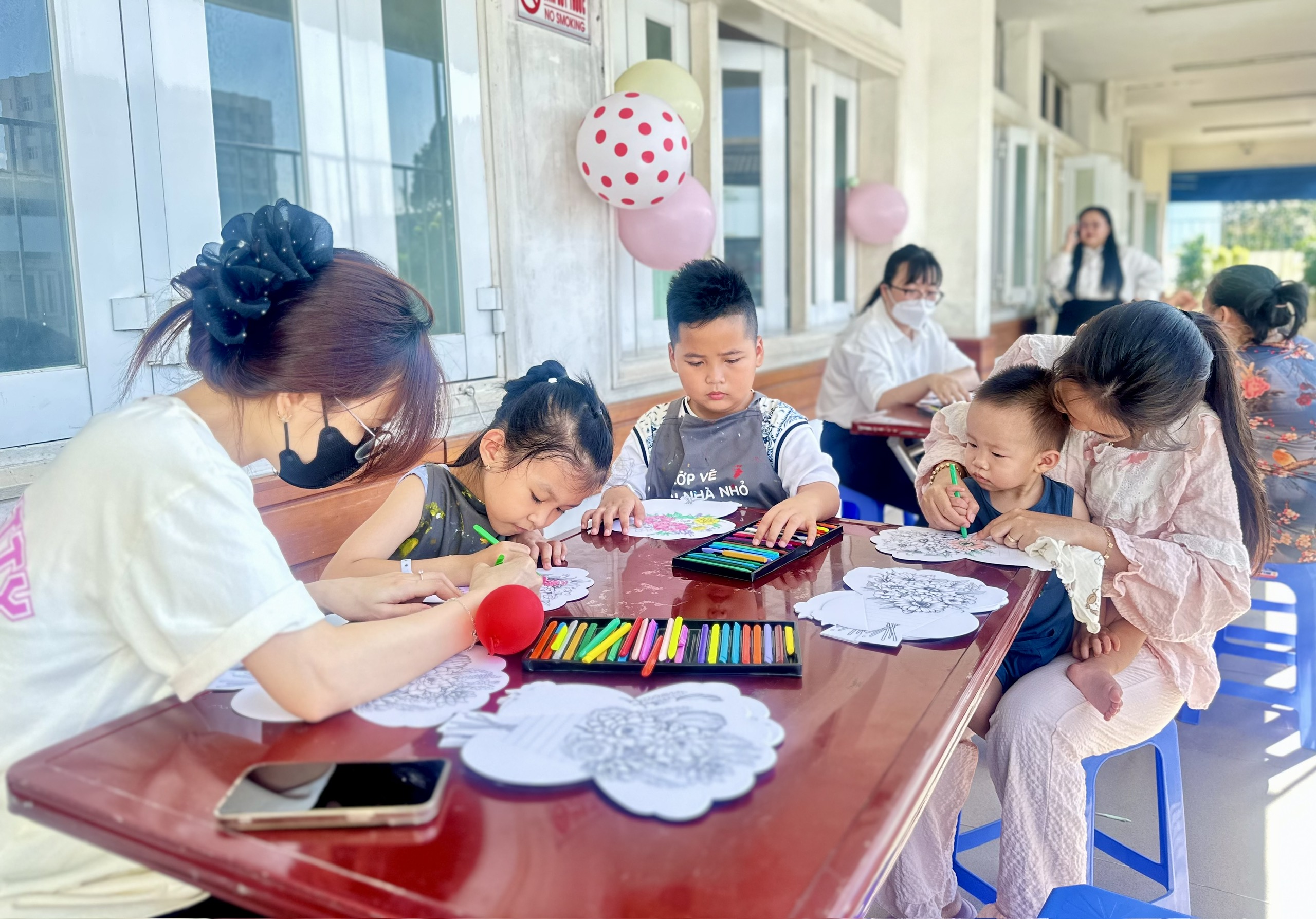 Lớp học vẽ đặc biệt dành cho bệnh nhi ngay hành lang bệnh viện 