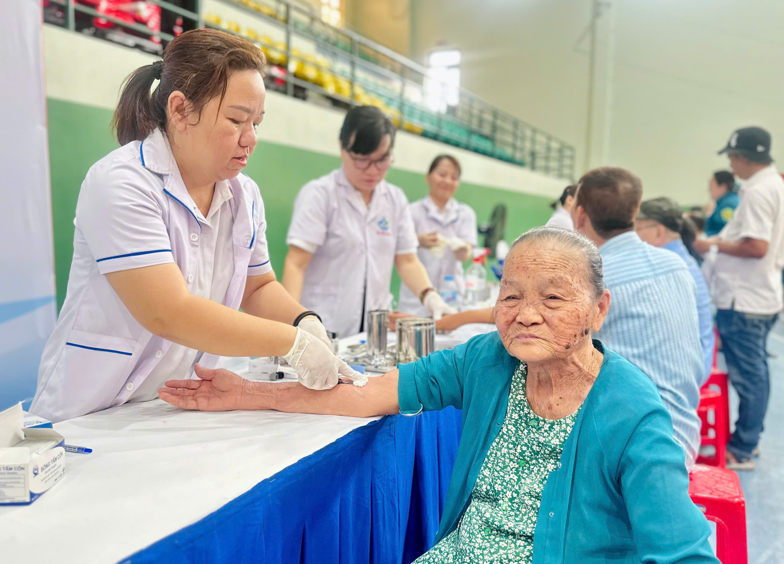 Người dân TP.HCM vui mừng vì được khám sức khỏe miễn phí tận nhà