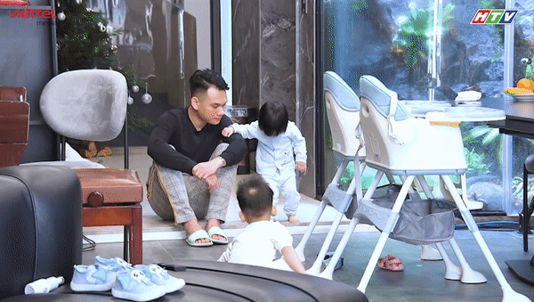 Màn đối đáp giữa Khắc Việt và con khiến khán giả bật cười