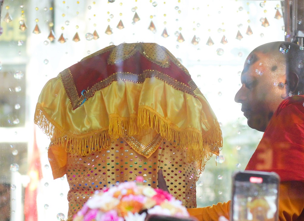 Phật tử cung rước xá lợi Đức Phật tại chùa Quán Sứ