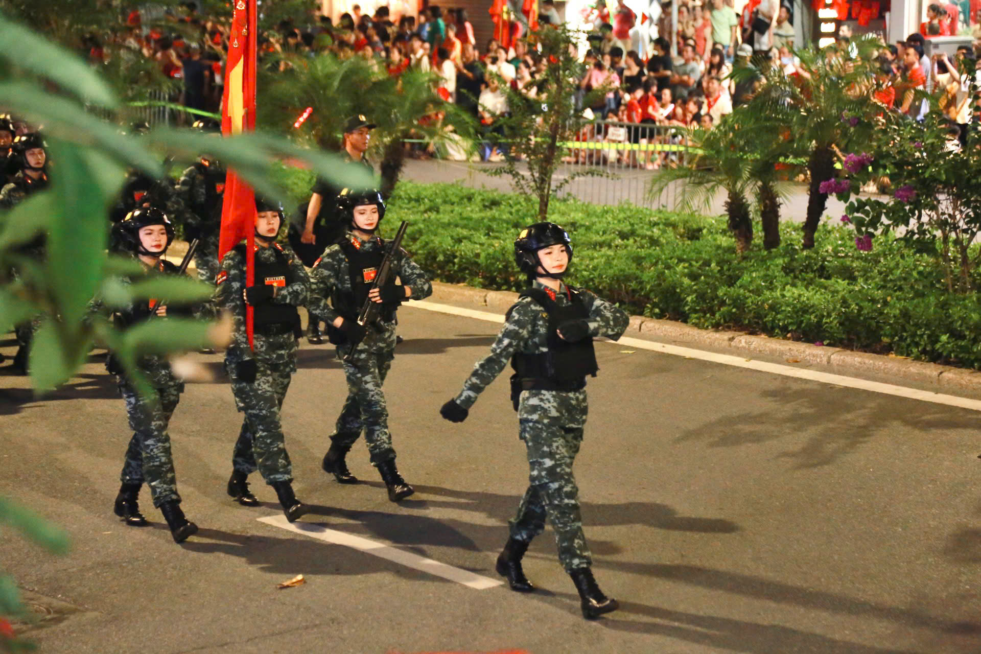 Khối nữ duyên dáng trong tổng hợp luyện diễu binh, diễu hành lần 2