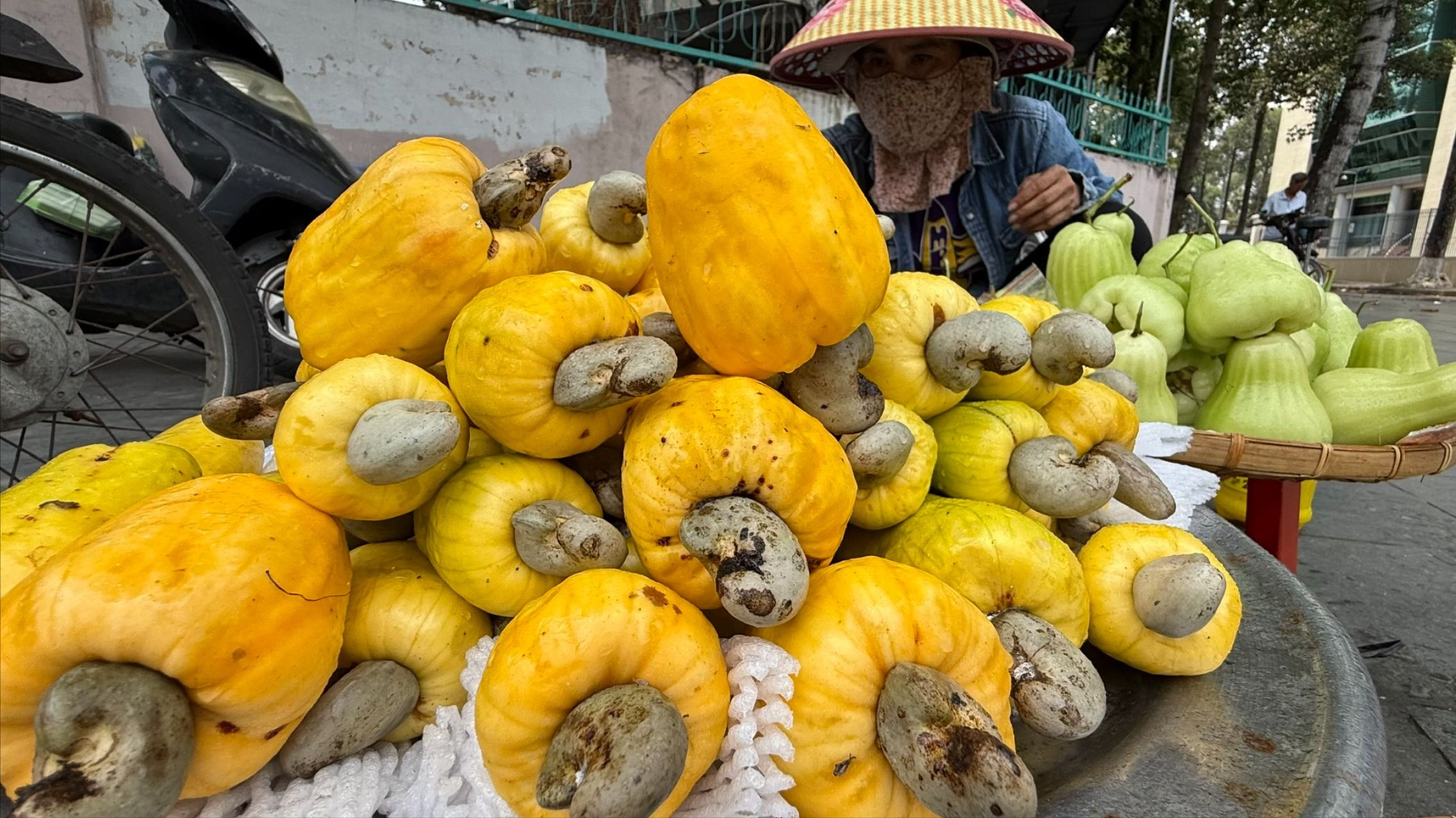 Mang hương đào lộn hột nồng nàn lên phố