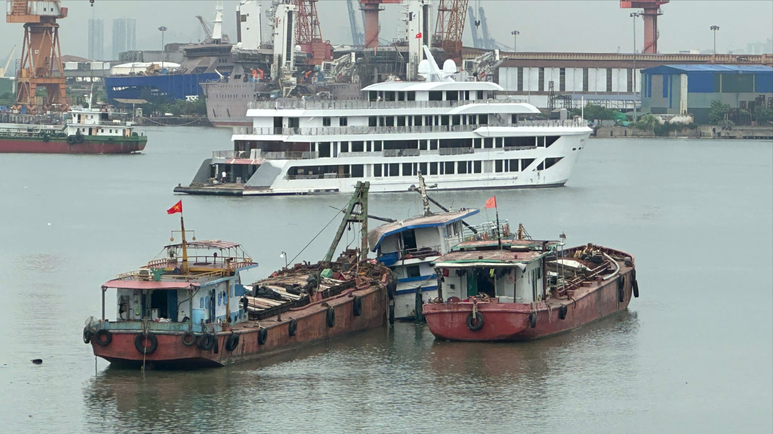 Toàn cảnh hơn 20 tiếng tìm kiếm nạn nhân vụ tàu Vịnh Xanh 58 bị lật ở vịnh Hạ Long