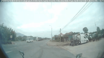 Clip: Khoảnh khắc xe khách 29 chỗ bị tông liên hoàn trên quốc lộ 1