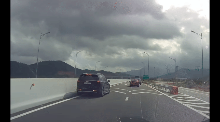 Ô tô 7 chỗ đi lùi trên cao tốc Nha Trang - Cam Lâm