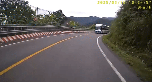 Clip ghi cảnh xe khách vượt ẩu trên đèo Khánh Lê 