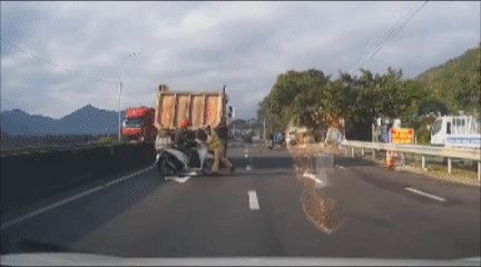 Người đàn ông chạy xe máy tông CSGT, ’thông’ chốt kiểm tra nồng độ cồn 