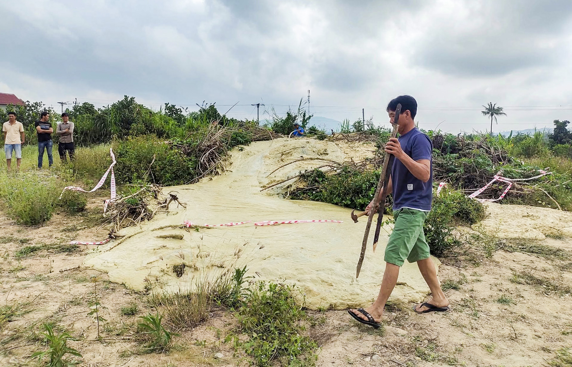 Cận cảnh vết nứt kéo dài, bùn phun trào ở Phú Yên